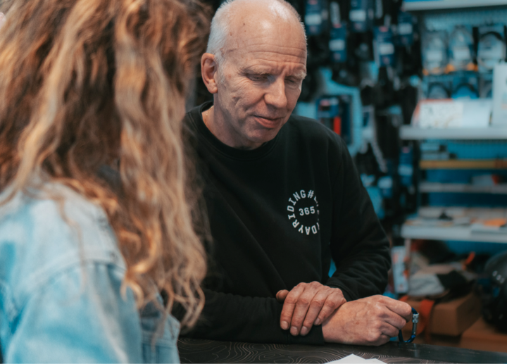 /assets/gesprek-in-fietsenwinkel.webp
